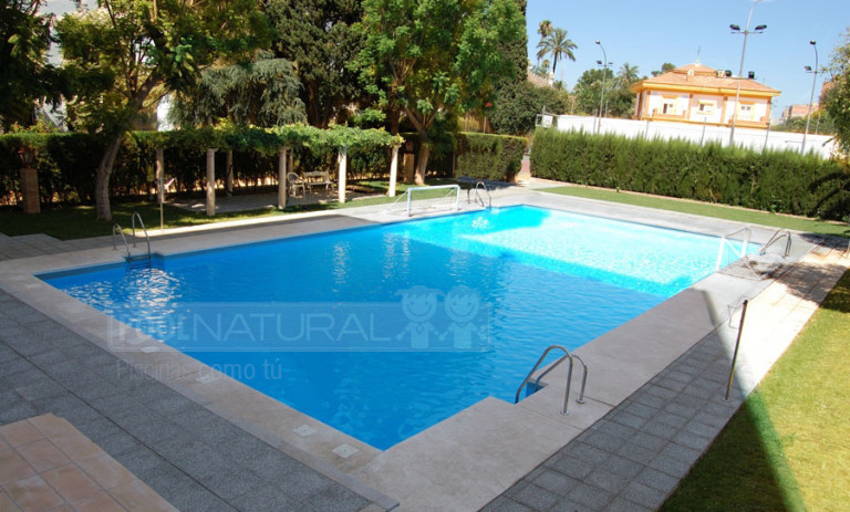 Piscina de gran tamaño para comunidad de vecinos. PoolNatural.