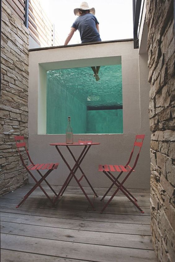 Piscina con una ventana